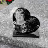 Plaque funeraire coeur personnalisee avec photo gravée modele Vita, posée sur une pierre tombale